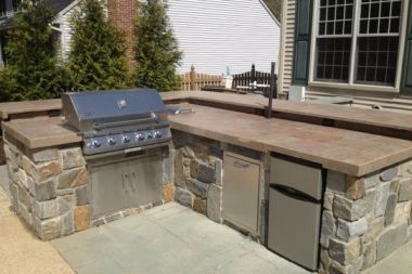 Outdoor patio design with outdoor kitchen